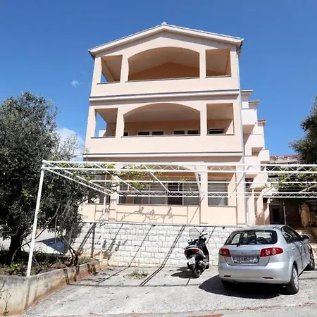 Immaculate 2-bed In Okrug Gornji Apartament