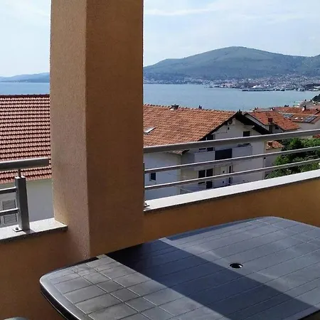 Immaculate 2-bed In Okrug Gornji * Τρογκίρ