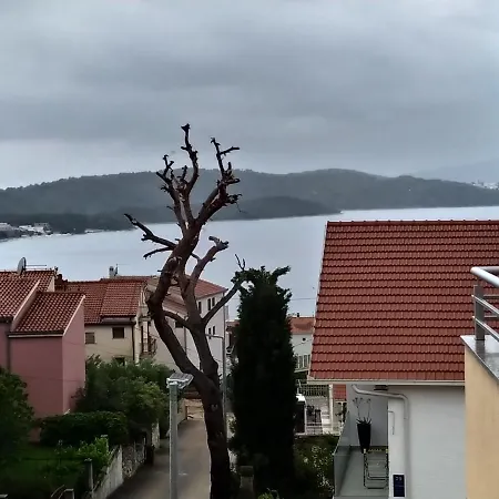 Immaculate 2-bed In Okrug Gornji * Τρογκίρ
