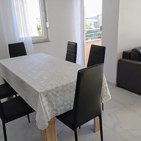 Immaculate 2-bed In Okrug Gornji * Τρογκίρ