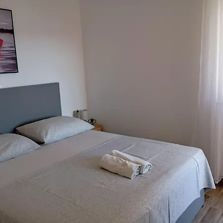 Immaculate 2-bed In Okrug Gornji Apartament *