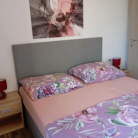 Διαμέρισμα Immaculate 2-bed In Okrug Gornji *