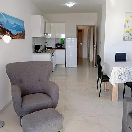 Immaculate 2-bed In Okrug Gornji Τρογκίρ