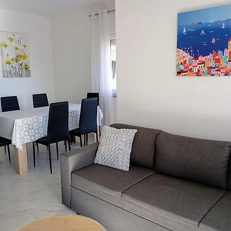 Immaculate 2-bed In Okrug Gornji Apartament *