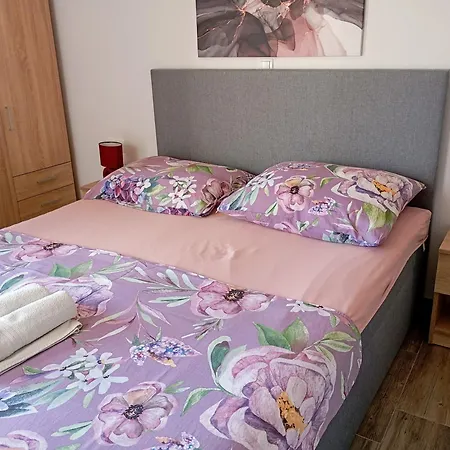 Immaculate 2-bed In Okrug Gornji * Τρογκίρ