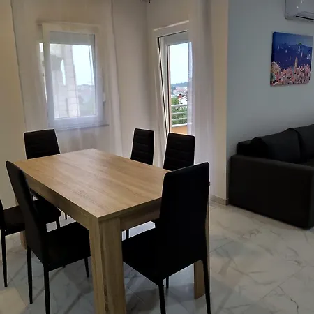 Immaculate 2-bed In Okrug Gornji Apartament