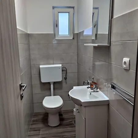 Immaculate 2-bed In Okrug Gornji * Τρογκίρ