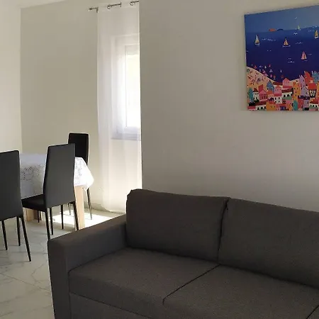 Immaculate 2-bed In Okrug Gornji * Τρογκίρ
