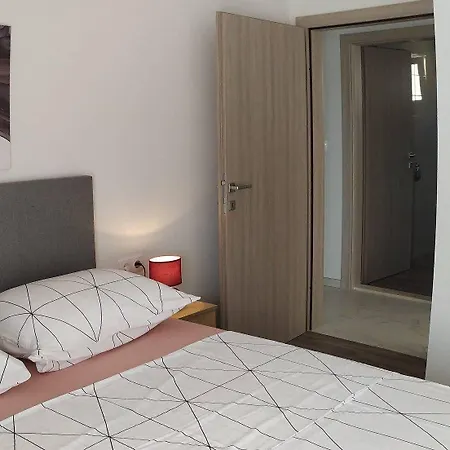 Immaculate 2-bed In Okrug Gornji Τρογκίρ