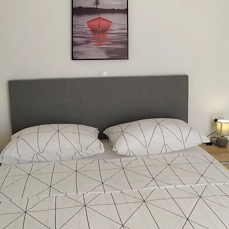 Immaculate 2-bed In Okrug Gornji * Τρογκίρ