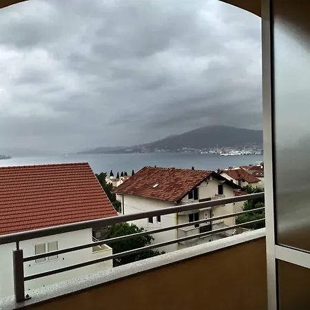 Immaculate 2-bed In Okrug Gornji * Τρογκίρ