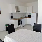 Immaculate 2-bed In Okrug Gornji Appartamento
