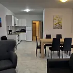 Apartment Immaculate 2-bed In Okrug Gornji *