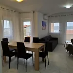 Immaculate 2-bed In Okrug Gornji Appartamento *