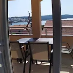 Apartment Immaculate 2-bed In Okrug Gornji *