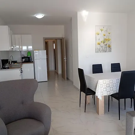 Immaculate 2-bed In Okrug Gornji 特罗吉尔