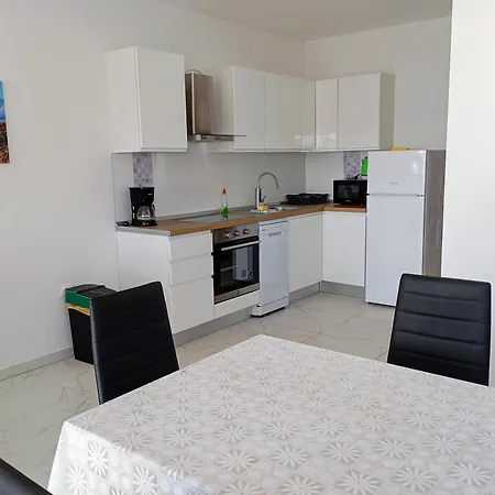 Immaculate 2-bed In Okrug Gornji 公寓