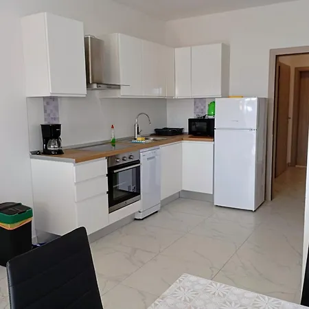 Immaculate 2-bed In Okrug Gornji 公寓 特罗吉尔