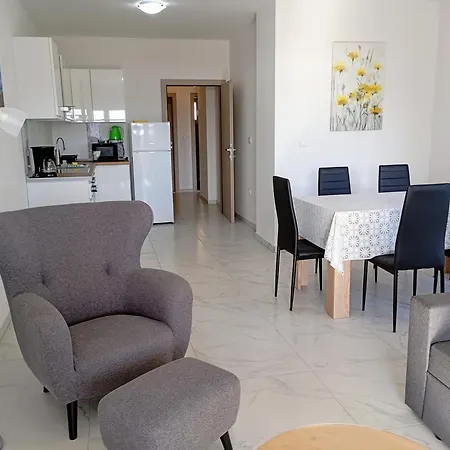 Immaculate 2-bed In Okrug Gornji *