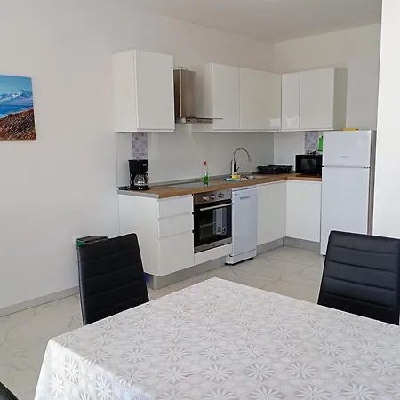 Immaculate 2-bed In Okrug Gornji * 特罗吉尔