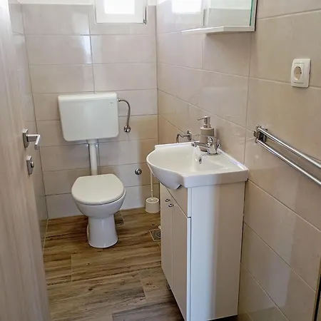 Immaculate 2-bed In Okrug Gornji 公寓