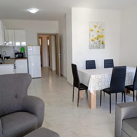 Immaculate 2-bed In Okrug Gornji 公寓