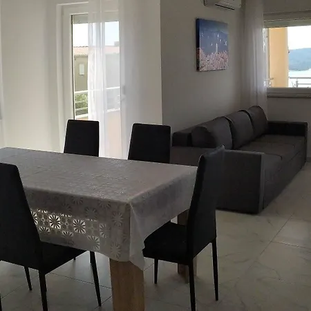 Immaculate 2-bed In Okrug Gornji 公寓 特罗吉尔