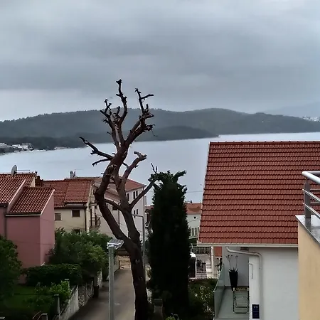 Immaculate 2-bed In Okrug Gornji 特罗吉尔