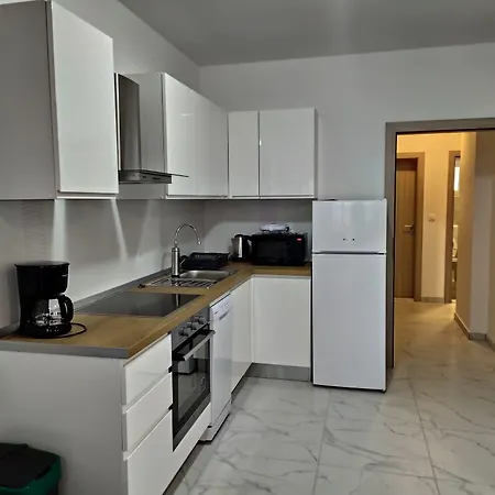 Immaculate 2-bed In Okrug Gornji 公寓 *