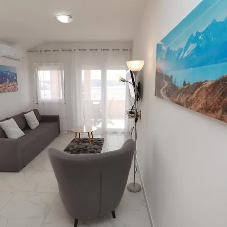 Immaculate 2-bed In Okrug Gornji