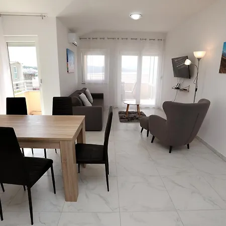 Immaculate 2-bed In Okrug Gornji Trogir