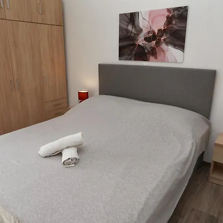 Immaculate 2-bed In Okrug Gornji Appartement *