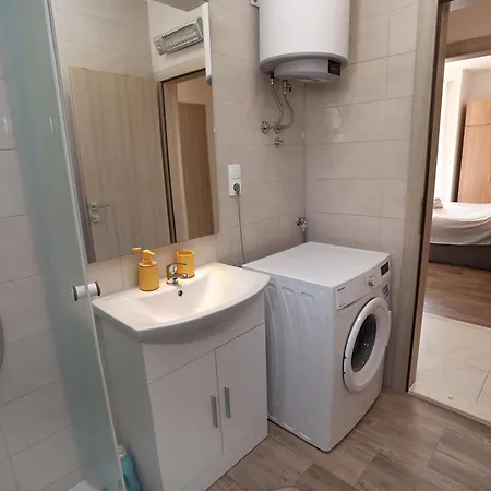 Immaculate 2-bed In Okrug Gornji Appartement