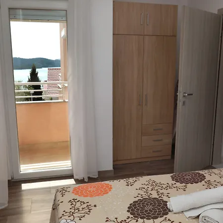 Appartamento Immaculate 2-bed In Okrug Gornji Traù