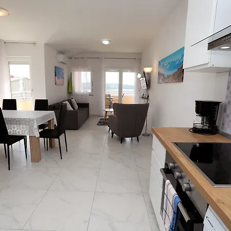 Immaculate 2-bed In Okrug Gornji Appartamento