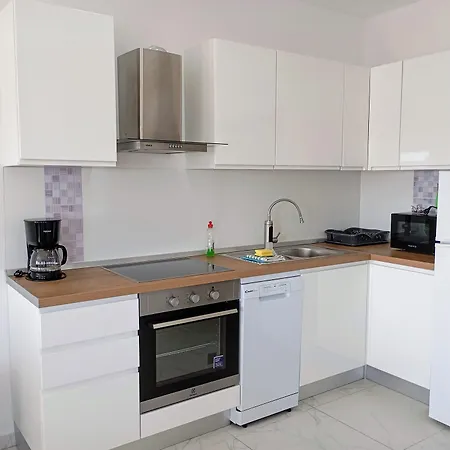 Immaculate 2-bed In Okrug Gornji Appartamento