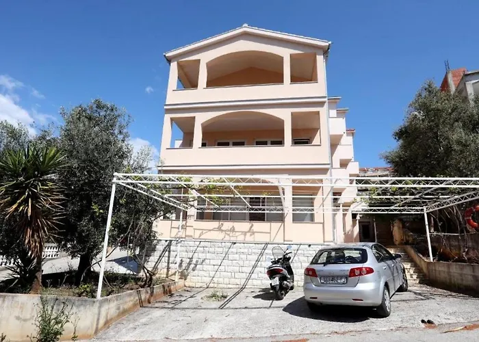 Immaculate 2-bed In Okrug Gornji Apartment