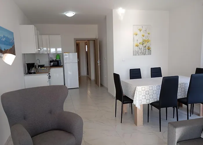 Immaculate 2-bed In Okrug Gornji Trogir