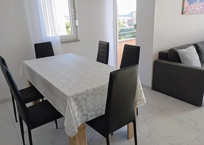 Immaculate 2-bed In Okrug Gornji * 特罗吉尔