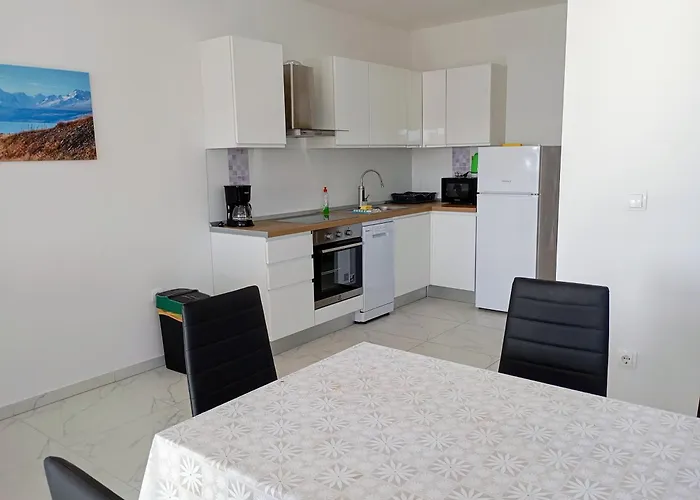 Immaculate 2-bed In Okrug Gornji Apartment