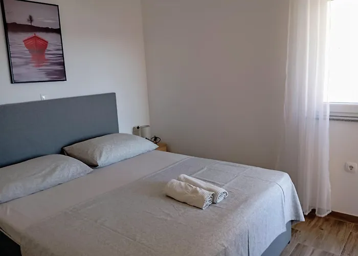 Immaculate 2-bed In Okrug Gornji Apartment *