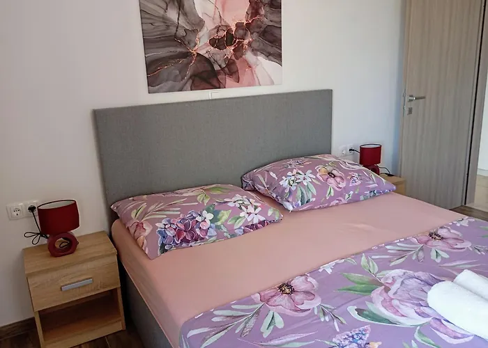 Apartment Immaculate 2-bed In Okrug Gornji *