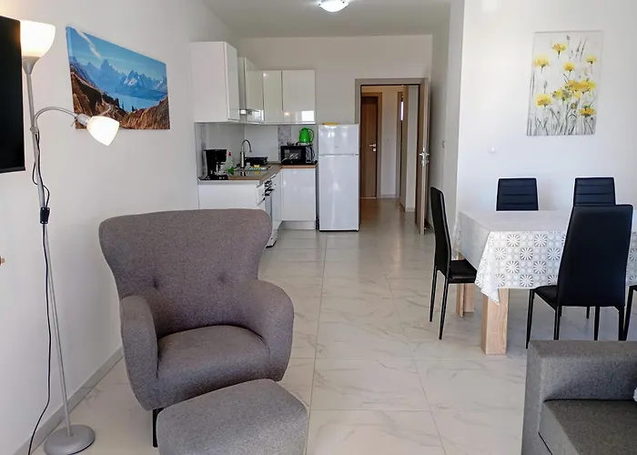 Immaculate 2-bed In Okrug Gornji 特罗吉尔