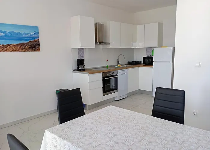 Immaculate 2-bed In Okrug Gornji * Trogir