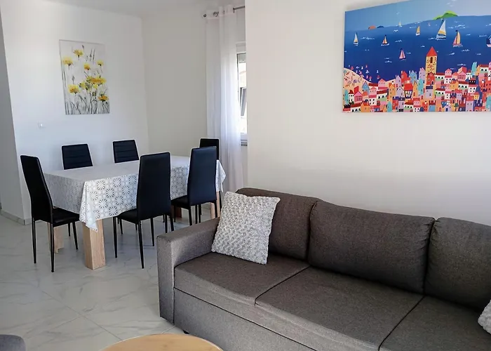 Immaculate 2-bed In Okrug Gornji Apartment *