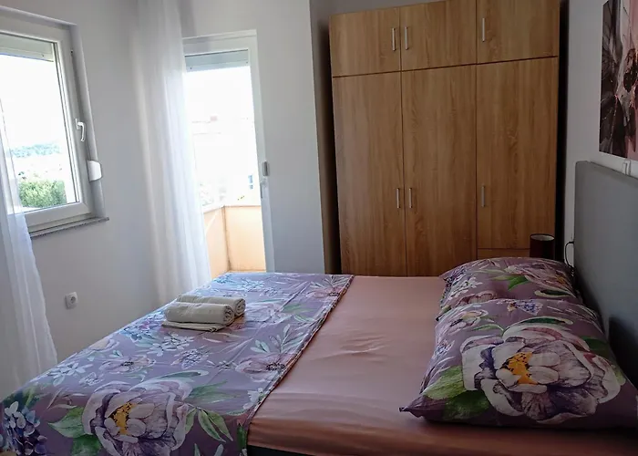 Immaculate 2-bed In Okrug Gornji *