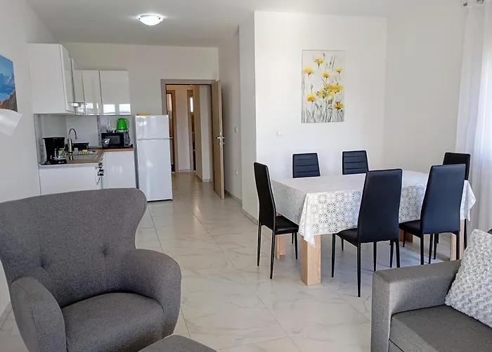 Immaculate 2-bed In Okrug Gornji 公寓