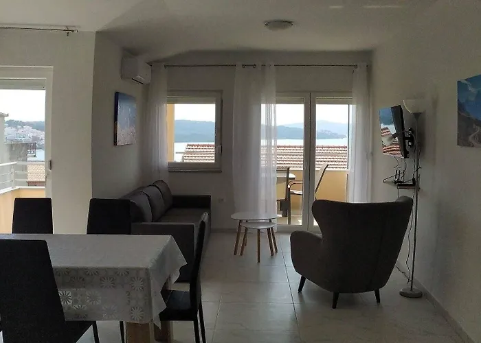 Immaculate 2-bed In Okrug Gornji