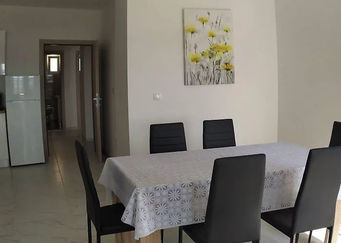 Immaculate 2-bed In Okrug Gornji *
