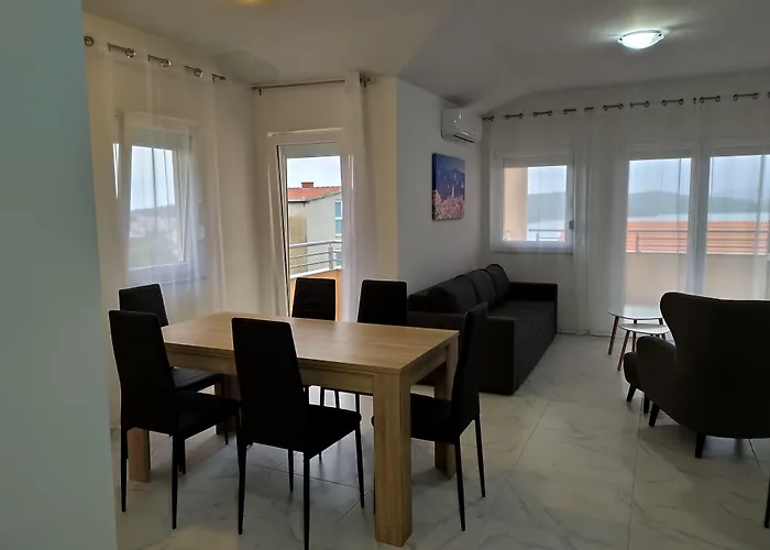Immaculate 2-bed In Okrug Gornji Apartment *